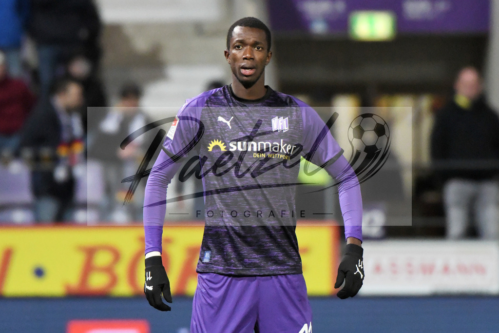 20200129_OSNSVS_0071JPG | Fußball, Herren: Assan Ceesay (VfL Osnabrück) schaut beim Spiel der 2. Bundesliga zwischen VfL Osnabrück vs. SV Sandhausen am 29.01.2020 im Stadion an der Bremer Brücke in Osnabrück, Deutschland.(Foto von Nico Paetzel) - Realisiert mit Pictrs.com