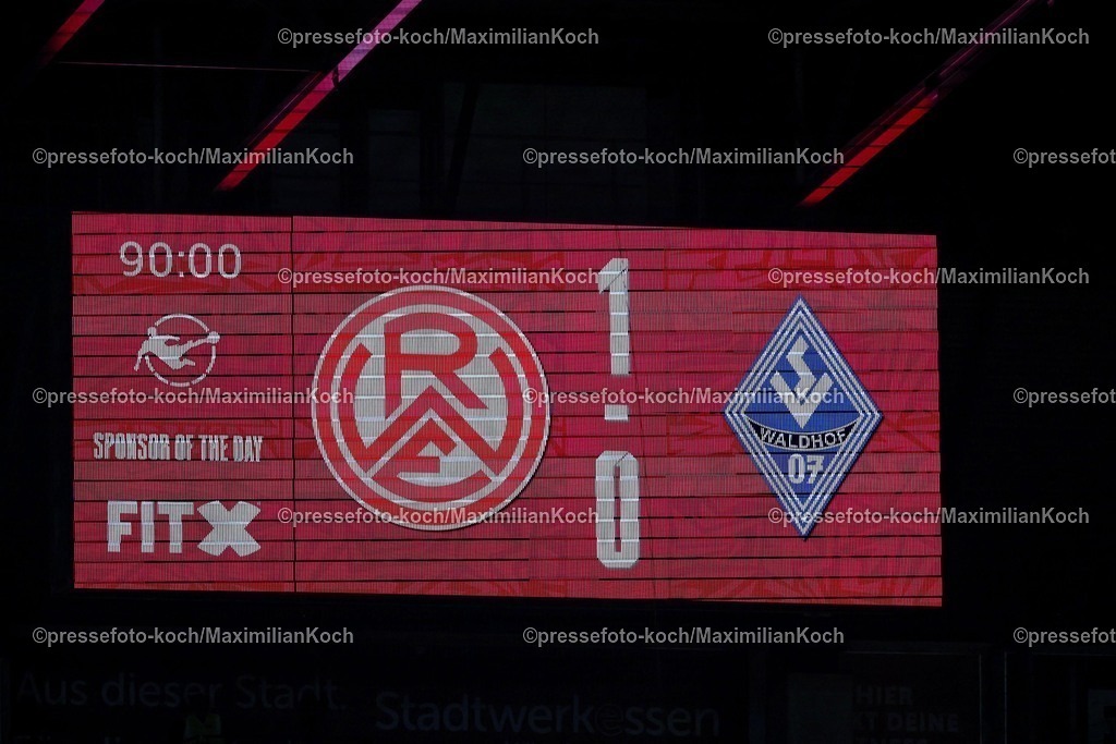 RWE09032501108 | 2025.03.09, Fußball, 3.Liga, Rot-Weiss Essen - SV Waldhof Mannheim, Stadion Hafenstraße, Saison 2024 2025: Endstand Anzeigetafel 1:0 DFB regulations prohibit any use of photographs as image sequences and or quasi-video.