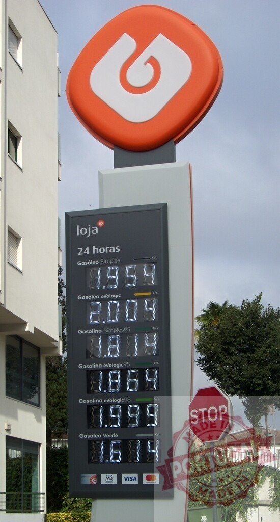Galp gas station displaying high fuel prices in Portugal | Galp gas station digital sign showing high diesel and gasoline prices - Realisiert mit Pictrs.com