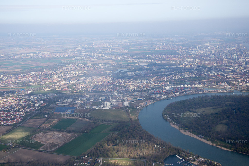 Luftbild: Ortsansicht im Ortsteil Süd in Ludwigshafen im Bundesland Rheinland-Pfalz in Deutschland. Foto: IMG_076915.jpg vom 12.04.2015 durch Werner Riehm/FLY-FOTO.de