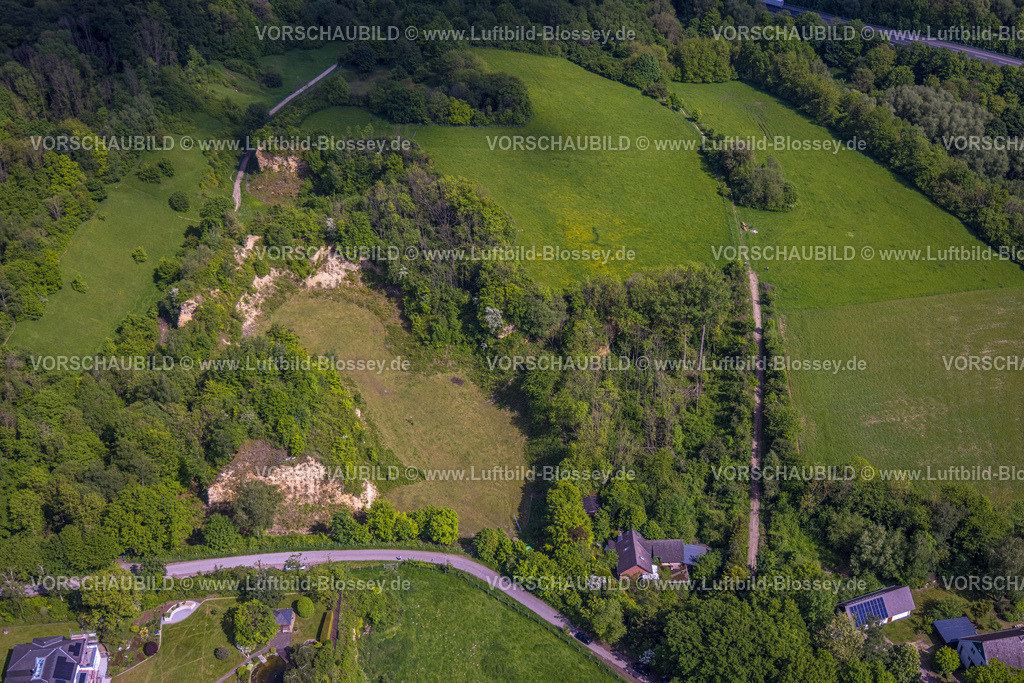 Buende240505184NSG-ImDoberg | Luftbild, Naturdenkmal Doberg, geologische Fundstätte tertiärer Fossilien, Ort mit Millionen Jahre Erdgeschichte, Doberg, Bünde, Ostwestfalen, Nordrhein-Westfalen, Deutschland