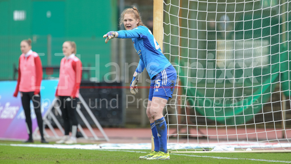 Fussball, Google Pixel Frauen-Bundesliga, SV Werder Bremen - 1. FC Nürnberg | v.li.: Kristin Krammer (Torhüterin, Torwart, 1. FC Nürnberg, 25) gibt Anweisungen, gestikuliert, mit den Armen gestikulieren, DIE DFB-RICHTLINIEN UNTERSAGEN JEGLICHE NUTZUNG VON FOTOS ALS SEQUENZBILDER UND/ODER VIDEOÄHNLICHE FOTOSTRECKEN. DFB REGULATIONS PROHIBIT ANY USE OF PHOTOGRAPHS AS IMAGE SEQUENCES AND/OR QUASI-VIDEO.