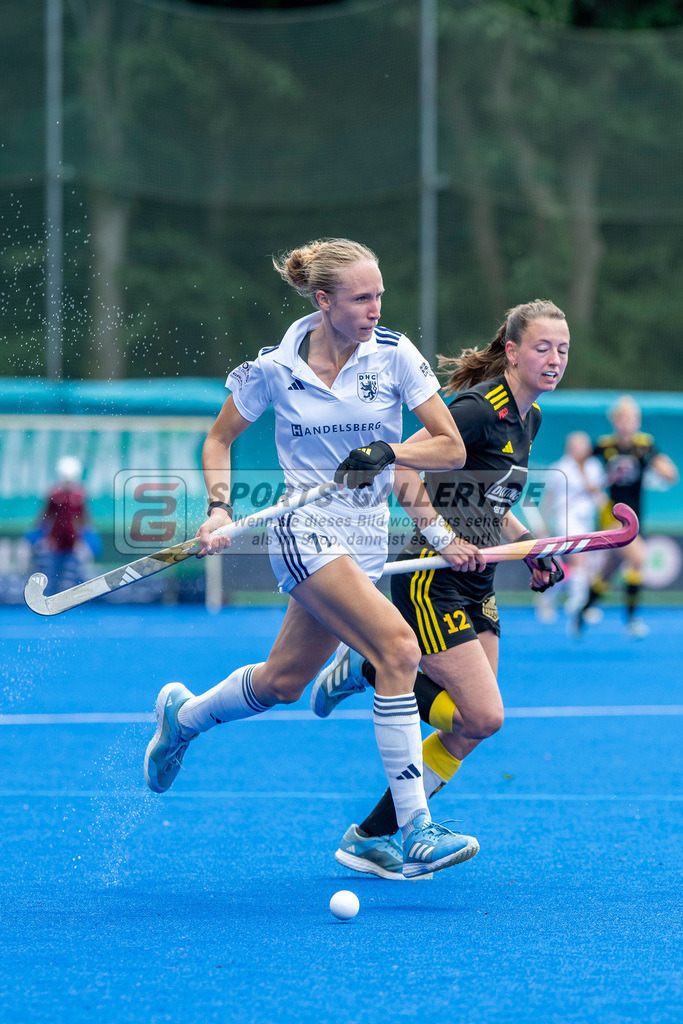 Final4_20250601-1235-Z82_8953 | Krefeld, Deutschland, 01.06.2025:  Feldhockey Final4 2025 – „Deutsche Feldhockey-Meisterschaften 2025“ Harvestehuder HTC - Düsseldorfer HC (Finale Damen) im Gerd-Wellen-Hockeyanlage am 01.06.2025 in Krefeld, Deutschland. (Foto von Kramhöller/Fehrmann/Kaste)Krefeld, Germany, 01.06.2025: Feldhockey Final4 2025 – „Deutsche Feldhockey-Meisterschaften 2025“ Harvestehuder HTC - Düsseldorfer HC (Finale Damen) in Gerd-Wellen-Hockeyanlage at 01.06.2025 in Krefeld, Deutschland. (Foto from Kramhöller/Fehrmann/Kaste)