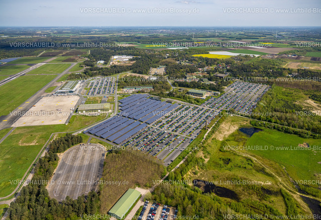 Weeze240402746FlughafenNiederrhein | Luftbild, Flughafen Airport Weeze, Ryanair Fluggesellschaft, Startbahn und Landebahn, Solarpark und Terminal Abfertigungshalle, Parkplätze, Wiesen und Felder mit Fernsicht, Baal, Weeze, Niederrhein, Nordrhein-Westfalen, Deutschland