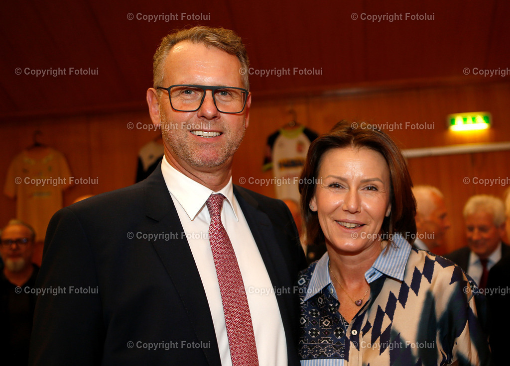 A_LUI_270925_04 | SPORT,FUSSBALL,OOEFV JAHRESHAUPTVERSAMLUNG 2025 WELS 27.09.2025 IM BILD :DER NEUE PRAESIDENT STEFAN SANDBERGER MIT FRAU MONIKA  FOTO.FOTLUI/OOEFV