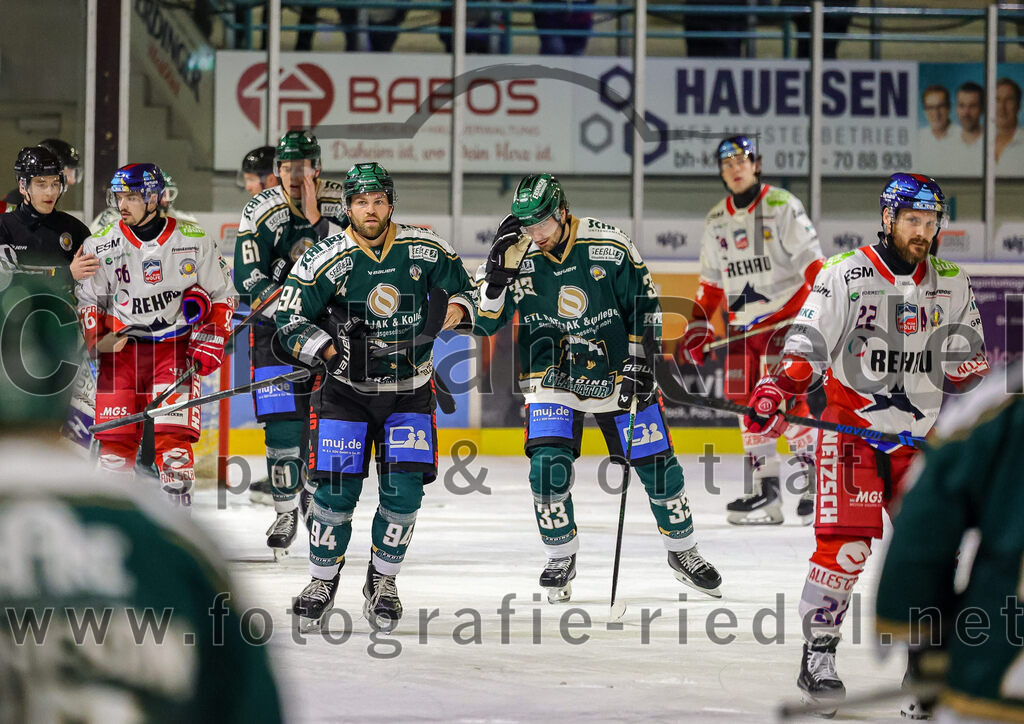 2025-11-16_120_TSV_Erding_gegen_Selber_Woelfe | Erding, Deutschland, 16.11.2025:Eishockey, Oberliga Süd 2025 / 2026, 17. Spieltag, TSV Erding gegen Selber Wölfe, Endergebnis: 3:1Markus Eberhardt (Erding Gladiators, #94), Marc Schmidpeter (Erding Gladiators, #33), Dominik Müller (Selber Wölfe, #22)Foto: Christian Riedel / fotografie-riedel.net