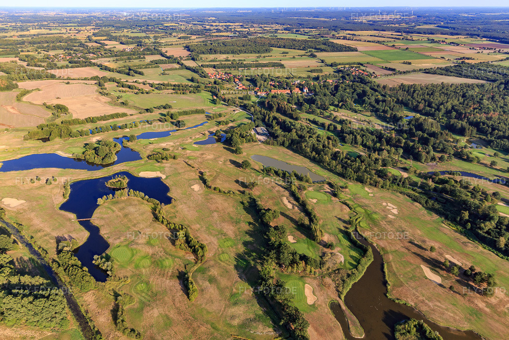 Luftbild: Gelände des Golfplatz Golfanlage Schloss Lüdersburg in Lüdersburg im Bundesland Niedersachsen in Deutschland. Foto: IMG_110443.jpg vom 21.08.2018 durch Werner Riehm/FLY-FOTO.de