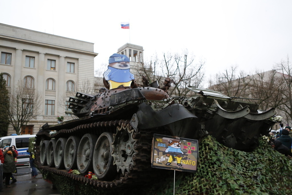 Berlin:  Panzerwrack aus der Ukraine vor der russischen Botschaft als Mahnmal gegen den Krieg | Deutschland, Berlin, 24.02.2023. Ein Panzerwrack steht vor der russischen Botschaft in Berlin-Mitte, mit dem am Jahrestag des russischen Angriffs auf die Ukraine erinnert werden soll. Der zerstörte Panzer vom Typ T-72 soll einige Tage lang vor dem Gebäude Unter den Linden als Mahnmal gegen den Krieg stehen.