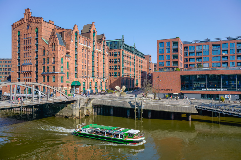 Maritimes Museum Hamburg | Das Internationale Maritime Museum liegt in der Speicherstadt von Hamburg. Es hat seinen Sitz im historischen Kaispeicher B, links im Bild. Im Vordergrund des Bildes fährt eine Barkasse auf ihrer Hafenrundfahrt durch den Magdeburger Hafen. - Realisiert mit Pictrs.com