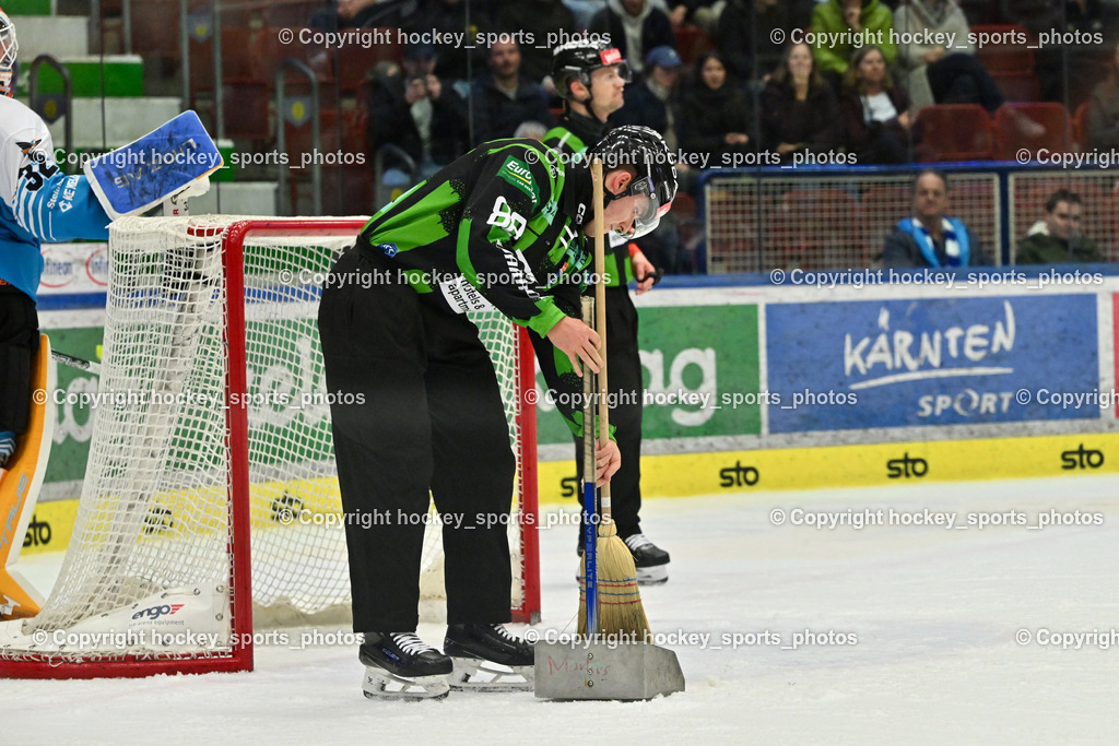 EC IDM WÄRMEPUMPEN VSV vs. Steinbach Black Wings Linz | BEDYNEK SEBASTIAN Referee, mit Schaufel und Besen, EC IDM WÄRMEPUMPEN VSV vs. Steinbach Black Wings Linz, EC IDM WÄRMEPUMPEN VSV vs. Steinbach Black Wings Linz am 04.03.2026 in Villach (Stadthalle Villach), Austria, (Photo by Bernd Stefan)