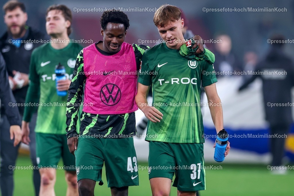 BMG13122502219 | 13.12.2025, Fußball, Borussia Mönchengladbach - VfL Wolfsburg, 1. Fußball Bundesliga, 14.Spieltag, Borussia-Park, Saison 2025 2026: Trevor Benedict (VfL Wolfsburg #43) glücklich neben Pharell Hensel (VfL Wolfsburg #37)   DFB regulations prohibit any use of photographs as image sequences and or quasi-video.