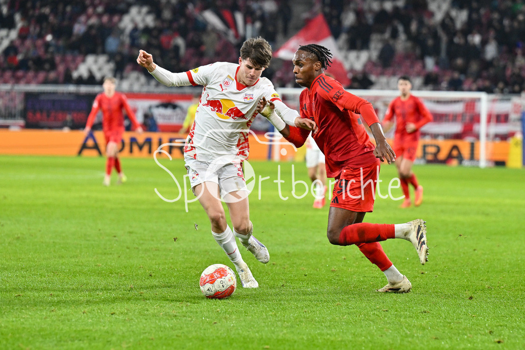 RB Salzburg - FC Bayern München | Im Duell Zeteny JANO (RB Salzburg 32) und Mathys TEL (FC Bayern Muenchen 39) / Zweikampf / Testspiel: RB Salzburg - FC Bayern Muenchen, Red Bull Arena am 06.01.2025