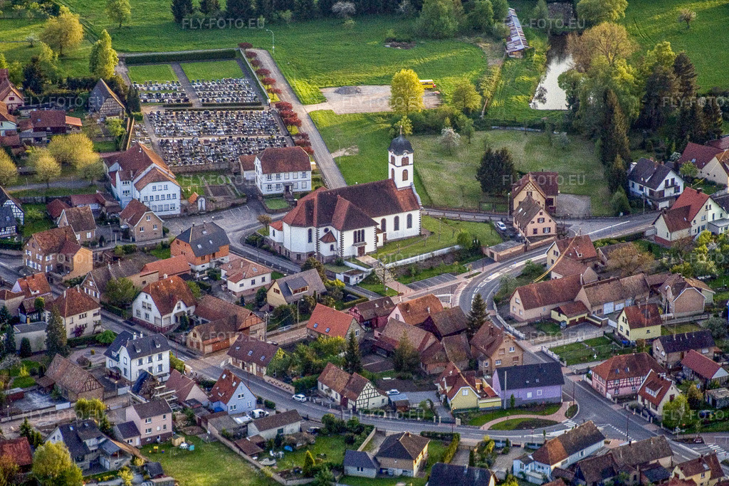 Vue aérienne: Cimetière catholique et église catholique Saint-Michel à Mertzwiller dans le département Bas Rhin, France – .Photo: IMG_10701.jpg prise le 04/05/2008 par Werner Riehm/FLY-FOTO.eu – Résolution de l'original: 3233 x 2155 px