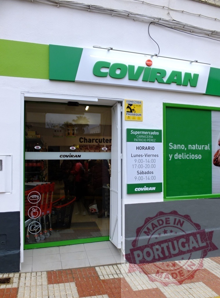 Coviran supermarket entrance showing store facade and shopping hours | Coviran grocery store entrance with logo, storefront, and daily operating hours in Spain - Realisiert mit Pictrs.com