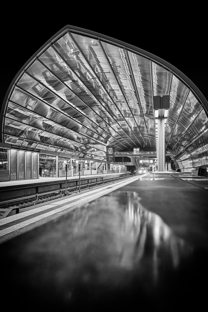 hamburg elbbrueckens station schwarzweiss bild auf leinwand acrylglas aludibond | Kaufen Sie Hamburg Bilder und Hamburg Fotos auf Leinwand, Acrylglas, Alu-Dibond, oder als Poster in Hamburgs großer Onlinegalerie. Elbphilharmonie Bilder, Hamburger Hafen, Speicherstadt, Alster und viel mehr.