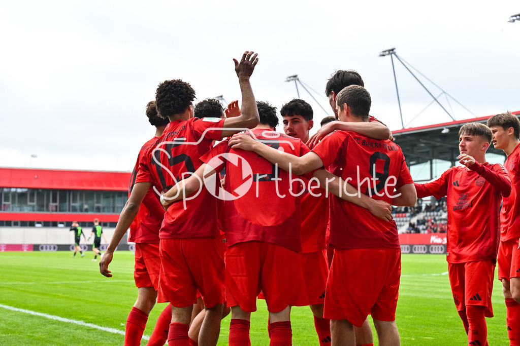 FC Bayern München U19 - VfL Wolfsburg U19 | Jubel der Bayern nach dem Treffer zum 1-0 durch Sadiki CHEMWOR (FC Bayern U19 #15) / Tor / Torschuetze / Freude / Happy / U19 DFB Nachwuchsliga Endrunde: FC Bayern Muenchen - VfL Wolfsburg, FC Bayern Campus am 26.04.2025