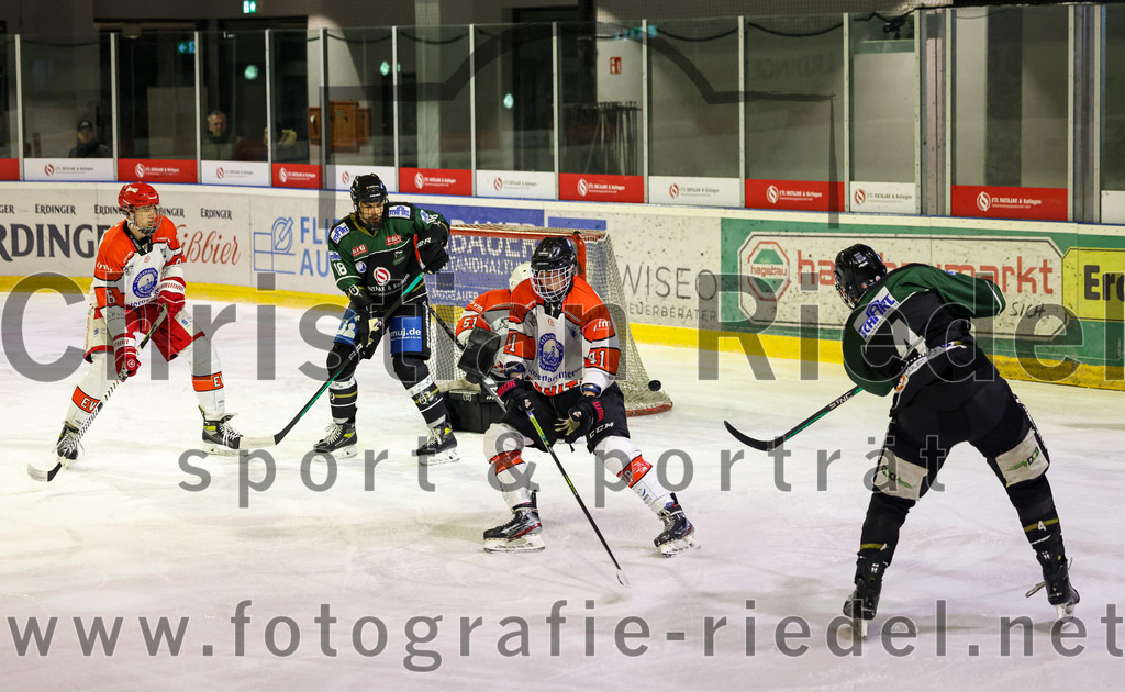 2022-12-02_028_TSV_Erding_gegen_EV_Pegnitz | Erding, Deutschland, 02.12.2022:
Eishockey, Bayernliga 2022 / 2023, 17. Spieltag, TSV Erding gegen EV Pegnitz, Endergebnis: 9:3

Jonas Voigt (EV Pegnitz, #6), Daniel Krzizok (Erding Gladiators, #18), Torwart Filip Rieger (EV Pegnitz, #51), Florian Möll (EV Pegnitz, #41), Simon Franz (Erding Gladiators, #4)

Foto: Christian Riedel / fotografie-riedel.net