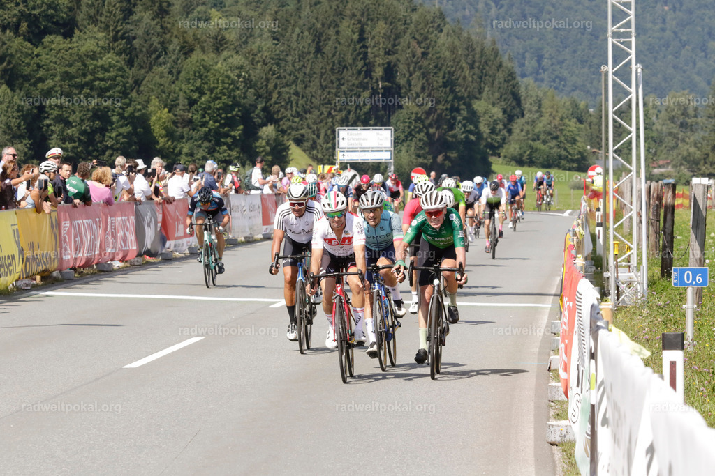 1080_20230817_Bewerb_Maenner_Muehlanger | AUT - OESTERREICH, 2023-08-16: SPORT RENNRAD-FAHREN - 55. INTERNATIONALER RADWELTPOKAL IN ST. JOHANN IN TIROL  - Vintage-Radrennen mit WM-Bronze-Medaillen-Siegerin Christina Schweinberger, den Teilnehmer und Alexander Baumann (vom Orginastions-Team) - TAG 2 BEWERB MAENNER IN SECHS GRUPPEN  ; Foto: Roland Muehlanger