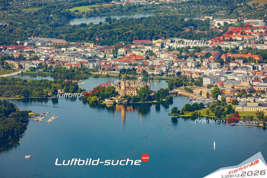 Schweriner Schloß Schwerin Bild- Das Luftbild wurde 2025 vom UL-Flugzeug heraus erstellt ( keine Drohne bzw. Drohnenaufnahme ) - Hochauflösende Luftaufnahme -Nicht vergleichbar mit Google Maps oder Satelittenbilder- Die Geschenkidee !Mit Lizenz und Bildrechte bestellbar - CC