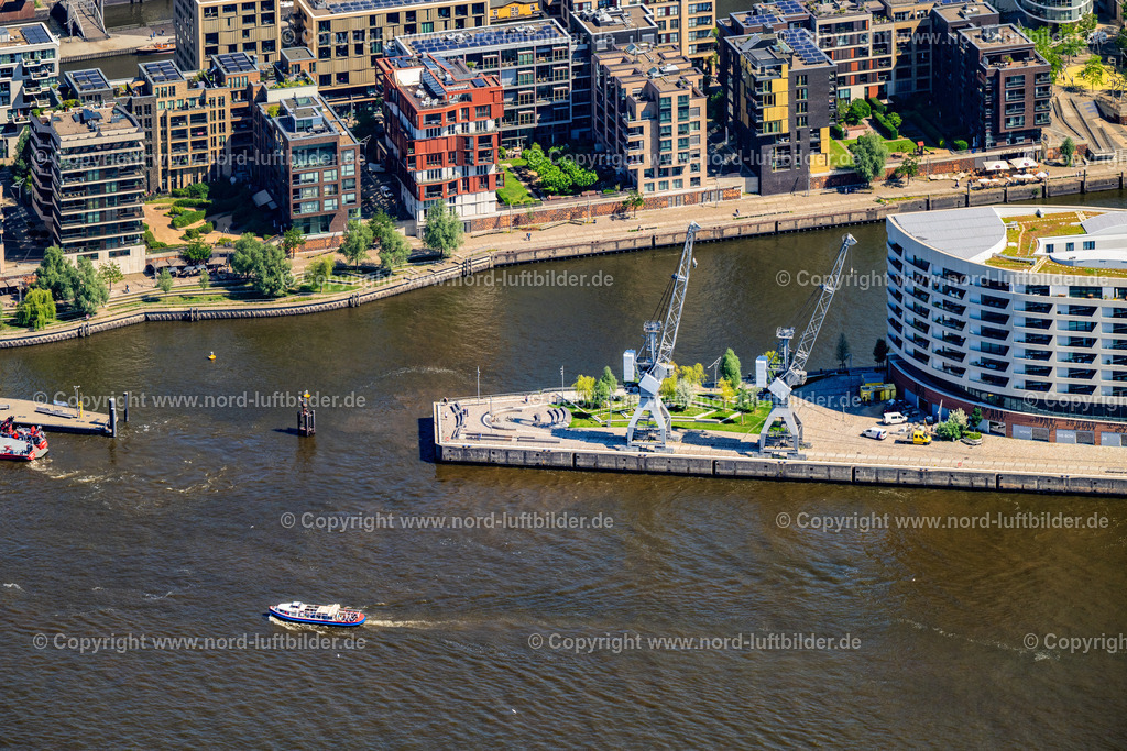 Hamburg_Strandhöft_Strandkai_Hafencity_ELS_7078200625 | HAMBURG 20.06.2025 Neugestaltung des Platz- Ensemble auf dem " Strandhöft " an der Hübenerstraße im Ortsteil HafenCity in Hamburg, Deutschland. Weiterführende Informationen bei: Miralles Tagliabue EMBT. // Ensemble space an place on " Strandhoeft " on street Huebenerstrasse in the district HafenCity in Hamburg, Germany. Further information at: Miralles Tagliabue EMBT. Foto: Martin Elsen
