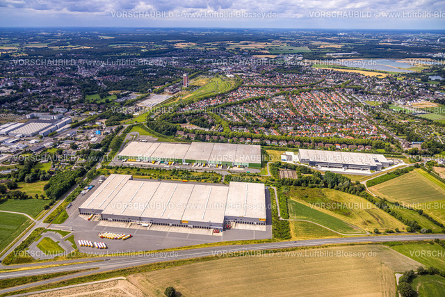 Kamp-Lintfort240705669 | Luftbild, duisport logport IV, Logistik Gewerbegebiet, E-Commerce-Unternehmen Chal-Tec Fulfillment GmbH, Poco Logistik Zentrum, Norddeutschlandstraße, Bohnen Logistik am Vinnmannsweg, Ortsansicht Kamp-Lintfort Süd, hinten der Zechenpark LAGA Park und Förderturm,  Fernsicht und blauer Himmel mit Wolken, Lintfort, Kamp-Lintfort, Ruhrgebiet, Nordrhein-Westfalen, Deutschland