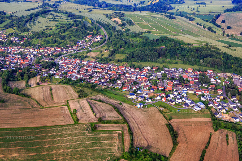 Luftbild: Ortsansicht von Westen im Ortsteil Oberöwisheim in Kraichtal im Bundesland Baden-Württemberg in Deutschland. Foto: IMG_089343.jpg vom 10.06.2016 durch Werner Riehm/FLY-FOTO.de