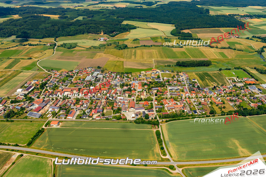 Das Luftbild zeigt : Sallach Geiselhöring - Die Luftaufnahme wurde 2023 vom UL-Flugzeug aus erstellt ( keine Drohne ) - Hochauflösende Luftaufnahme - Für grossformatige Ausdrucke geeignet. Die Geschenkidee !Mit Lizenz und Bildrechte bestellbar