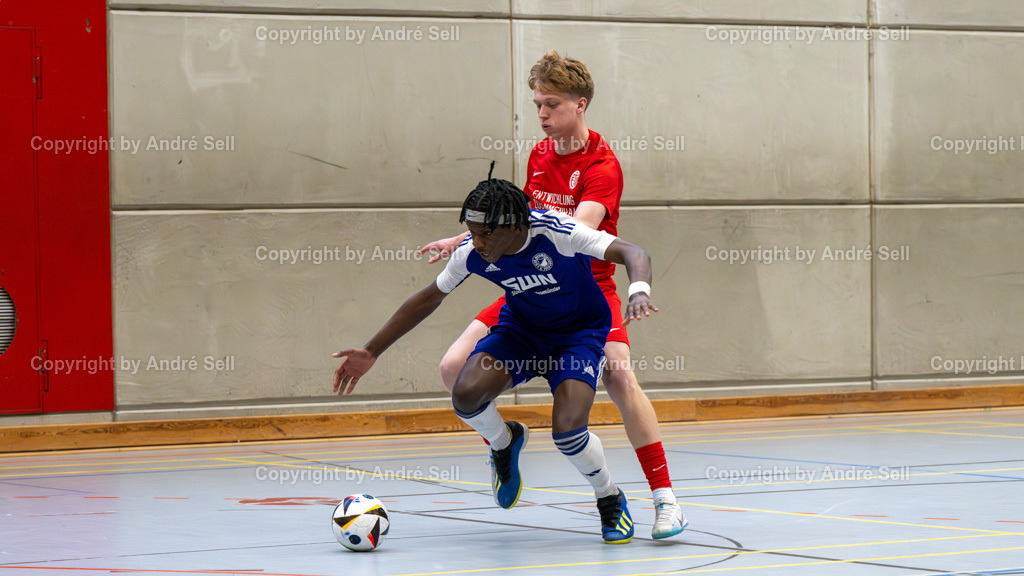 20250118_6732 | 21. A-Jugend-Turnier des VfR Neumünster um den KulturLokschuppen-Pokal 2025, Grp. B - Eimsbütteler TV (rot) vs. VfR Neumünster lila (lila), Vincent Becker (Eimsbüttel #19) / Nathanael Mianthezila (VfR lila #24) - Realisiert mit Pictrs.com