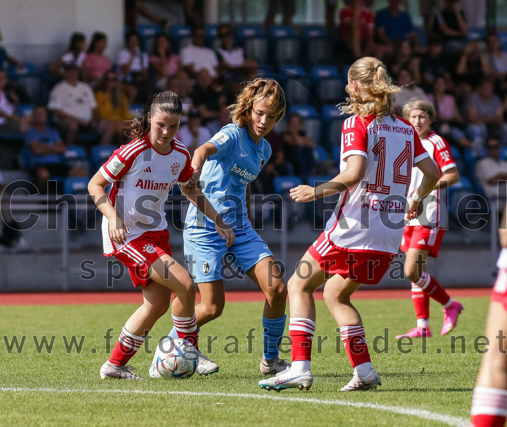 2023-09-09_102_FC_Bayern_Muenchen_gegen_SC_Freiburg | Aschheim, Deutschland, 09.09.2023:
Fußball, B-Juniorinnen-Bundesliga Süd 2023 / 2024, 1. Spieltag, FC Bayern München gegen SC Freiburg, Endergebnis: 4:0

Foto: Christian Riedel / fotografie-riedel.net