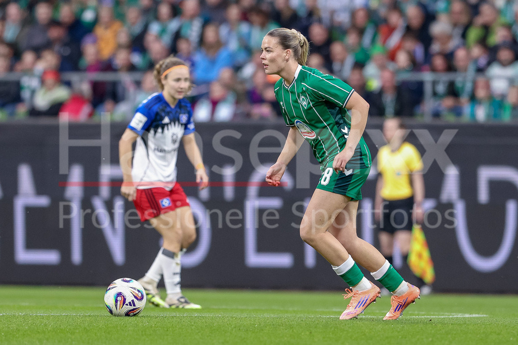 Fussball, Google Pixel Frauen-Bundesliga, SV Werder Bremen - Hamburger SV | Juliane Wirtz (SV Werder Bremen, 28) am Ball, Einzelbild, Ganzkörper, Aktion, Action, Spielszene, DIE DFB-RICHTLINIEN UNTERSAGEN JEGLICHE NUTZUNG VON FOTOS ALS SEQUENZBILDER UND/ODER VIDEOÄHNLICHE FOTOSTRECKEN. DFB REGULATIONS PROHIBIT ANY USE OF PHOTOGRAPHS AS IMAGE SEQUENCES AND/OR QUASI-VIDEO.