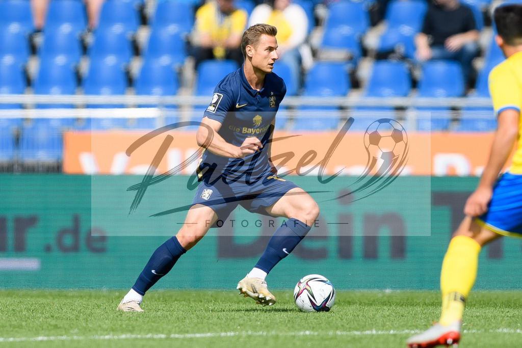 EBSTSV20210828_103 | Fussball, Herren: Dennis Dressel (TSV 1860 Muenchen) in Aktion, am Ball, Einzelaktion beim Spiel der 3. Liga zwischen Eintracht Braunschweig und TSV 1860 Muenchen im Eintracht-Stadion am 28.08.2021 in Braunschweig, Deutschland.DFB / DFL REGULATIONS PROHIBIT ANY USE OF PHOTOGRAPHS AS IMAGE SEQUENCES AND/OR QUASI-VIDEO. - Realisiert mit Pictrs.com
