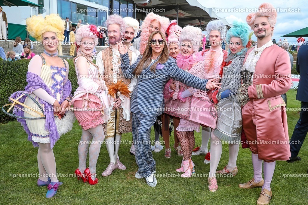 HanPromi24082500028 | 2025.08.24, Promis beim Audi-Ascot-Renntag auf der Galopprennbahn Neue Bult in Hannover. Die Gäste genießen die elegante Atmosphäre beim Pferderennen. Simone Thomalla (Schauspielerin) zwischen den Darstellern der Staatsoper Hannover