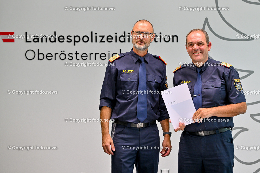 Polizei_ neuer Stadtpolizeikommandant Linz_ 27.06.2024-29 | 27.06.2024, Landespolizeidirektion Oberoesterreich, AUT, Vorstellung des neuen Stadtpolizeikommandanten von Linz, im Bild Andreas Pilsl (Landespolizeidirektor Ooe), Klaus Huebner (Brigadier, Stadtpolizeikommandant Linz)