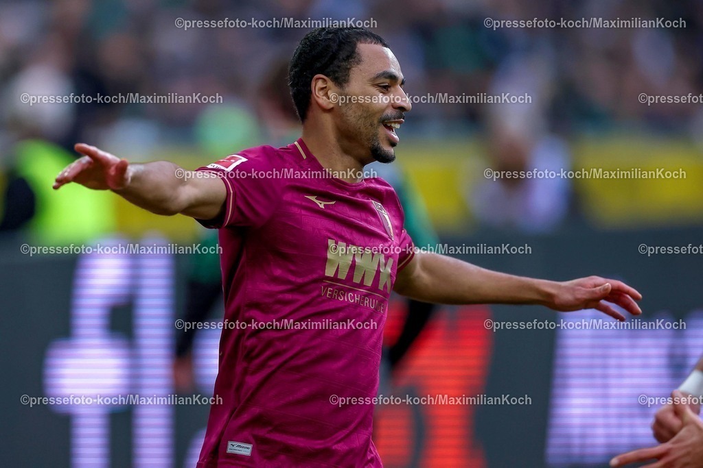 BMG21022501067 | 22.02.2025, Fußball, Borussia Mönchengladbach - FC Augsburg, 1. Fußball Bundesliga, Borussia-Park, Saison 2024 2025: Torjubel nach dem 1:0 durch Torschütze Alexis Claude-Maurice (FC Augsburg #20)DFB regulations prohibit any use of photographs as image sequences and or quasi-video.