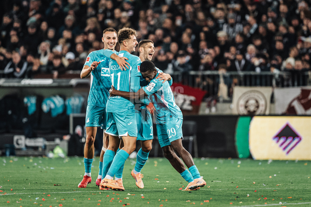 Fußball | Männer | Saison 2025/2026  | Fußball-Bundesliga | 07. Spieltag | FC St. Pauli vs. TSG Hoffenheim | 19.10.2025 | v.l. Tim Lemperle (#19, TSG Hoffenheim), Fisnik Asllani (#11, TSG Hoffenheim), Andrej Kramaric (#27, TSG Hoffenheim) und Bazoumana Toure (#29, TSG Hoffenheim) beim Torjubel nach dem 2:0