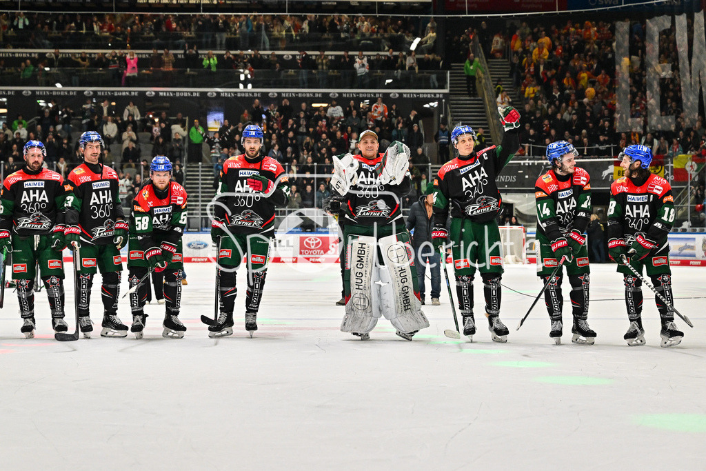 Augsburger Panther - Düsseldorfer EG | Die Augsburger Spieler freuen sich ueber den Heimsieg gegen Duesseldorf / DEL: Augsburger Panther - Duesseldorfer EG, Curt Frenzel Stadion am 04.03.2025 / zusammen mit den Fans