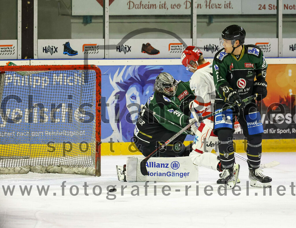 2022-11-13_098_TSV_Erding_gegen_TEV_Miesbach | Erding, Deutschland, 13.11.2022:
Eishockey, Bayernliga 2022 / 2023, 13. Spieltag, TSV Erding gegen TEV Miesbach, Endergebnis: 

Torwart Christoph Schedlbauer (Erding Gladiators, #31), Maximilian Hüsken (TEV Miesbach, #8), Mark Waldhausen (Erding Gladiators, #27)

Foto: Christian Riedel / fotografie-riedel.net