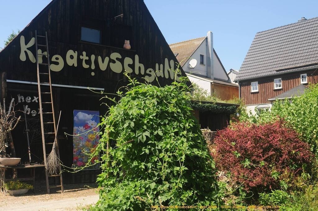 Geißmannsdorf-2026-Ortsbilder-429 | Geißmannsdorf bei Bischofswerda im Sommer 2026. Ein fotografischer Streifzug durch das Dorf Geißmannsdorf, mit Gebäuden, Straßen, Strohpuppen und geschmückten Vorgärten und Grundstücken anlässlich der 800-Jahr-Feier von Geißmannsdorf im Juni 2026 - Realisiert mit Pictrs.com