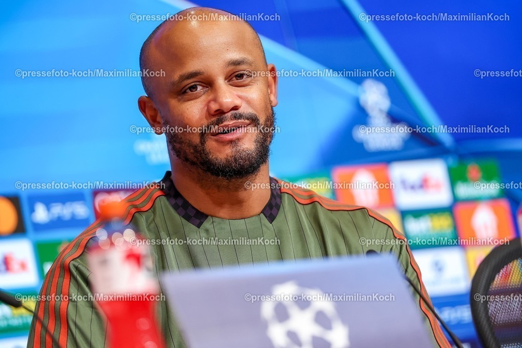 UCL22102501147 | 22.10.2025, Fußball, UEFA Champions League, FC Bayern München - Club Brügge, Allianz Arena, Saison 2025 2026: Cheftrainer Vincent Kompany (FC Bayern Muenchen #hc) bei der Pressekonferenz nach dem SpielRegulations prohibit any use of photographs as image sequences and or quasi-video.