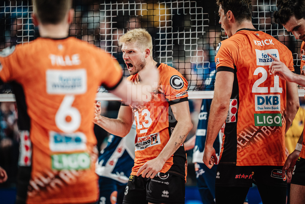 Volleyball | Herren | Saison 2024/2025 | 1. Volleyball Bundesliga Männer | Finale | SVG Lüneburg vs. BERLIN RECYCLING Volleys | 01.05.2025 | Ruben Schott (#13, Berlin Recycling Volleys) jubelt