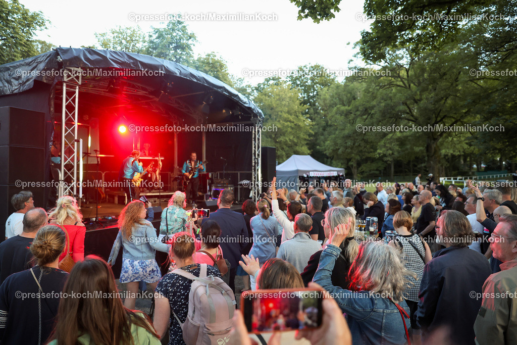 Due22062488068 | 22.06.2024, Düsseldorf, Konzert Porno Al Forno, HEUKING Mittsommer-Renntag - Die düsseldorfer Pop-Band performt bei ihrem Konzert auf der Rennbahn Grafenberg und begeistert die zahlreichen Fans