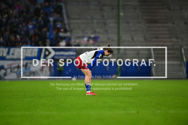 Fußball I Frauen I Saison 2025-2026 I Bundesliga I 10. Spieltag I Hamburger SV - 1. FC Nürnberg I 48894 | Einzelfoto, Freisteller, Einzelbild, Cut-out, isoliertes Motiv, Sportaufnahme, Nahaufnahme, freigestellt, freigestellte Aufnahme, Aufnahme, Einzeln: Schaut enttäuscht, betrübt, deprimiert, frustriert, geknickt, gekränkt, niedergeschlagen, unzufrieden, ernüchtert, schlecht gelaunt: Maria Mikolajova (27, Hamburger SV) - Realisiert mit Pictrs.com