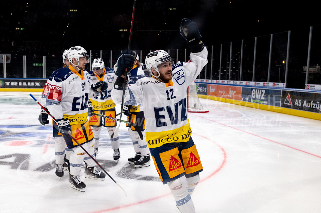 Swiss National League Final Game 2: ZSC Lions - EV Zug | 20.04.2022, Zürich, Hallenstadion, Swiss National League Final Game 2: ZSC Lions - EV Zug, #12 Yannick Zehnder (Zug) treibt die Zuger Fankurve an. - Realisiert mit Pictrs.com
