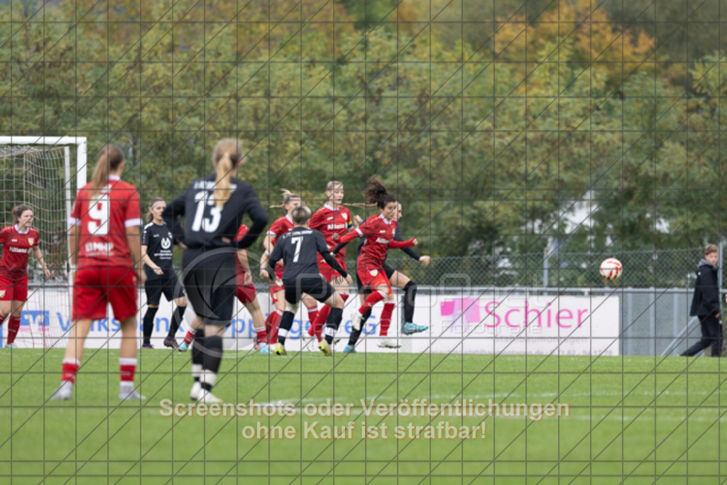 20251012_140552_0709 | #,1.FC Donzdorf (schwarz) vs. VfB Stuttgart II (rot), Fussball, Frauen-Verbandsliga Württemberg, 05. Spieltag, Saison 2025/2026, Rasenplatz Lautertal Stadion, Süßener Straße 16, 73072 Donzdorf, 12.10.2025 - 13:00 Uhr,Foto: PhotoPeet-Sportfotografie/Peter Harich