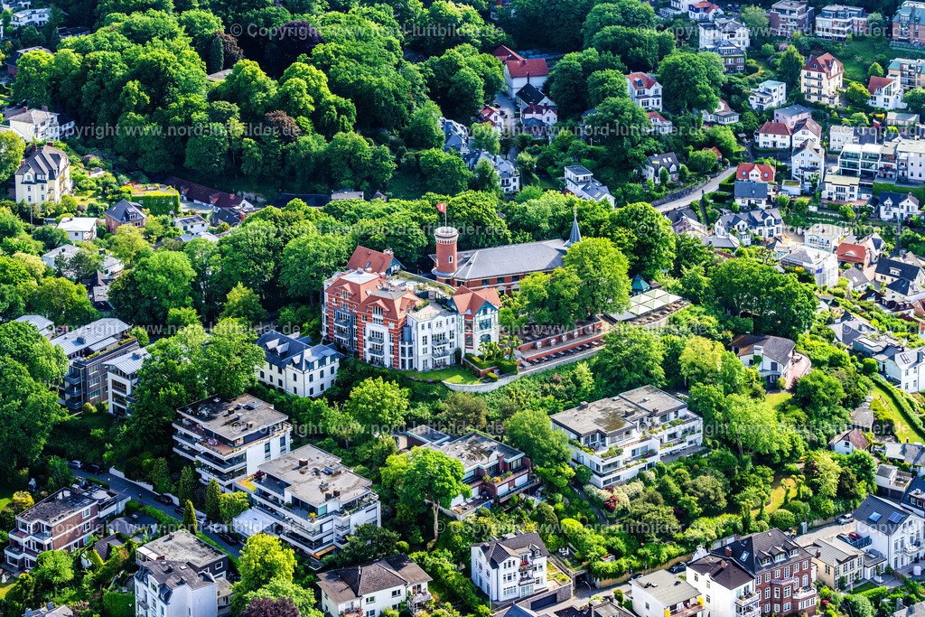 Hamburg_Blankenese_Süllberg_Restaurant_ELS_3501240525 | HAMBURG 09.05.2025 Gebäudekomplex der Hotelanlage " Süllberg " im Ortsteil Blankenese in Hamburg, Deutschland. Weiterführende Informationen bei: Remise am Süllberg. // Complex of the hotel building " Suellberg " in the district Blankenese in Hamburg, Germany. Further information at: Remise am Suellberg. Foto: Martin Elsen