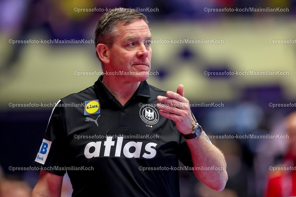 EHF19012602160 | 19.01.2026, Handball, Men's EHF EURO 2026, Deutschland - Spanien, Jyske Bank Boxen in Herning, Dänemark, Preliminary Round: Headcoach Alfred Gislason (Germany #hc) gestikulierend am Spielfeldrand  
