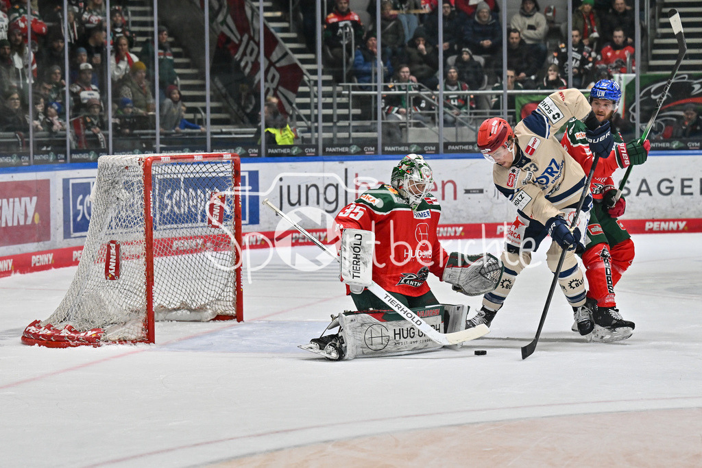 Augsburger Panther - Schwenninger Wild Wings | in dieser Szene scheitert Brett RITCHIE (Schwenniger Wild Wings 23) an Markus KELLER (Augsburger Panther #35) / Torchance / DEL: Augsburger Panther - Schwenninger Wild Wings, Curt Frenzel Stadion am 02.02.2025