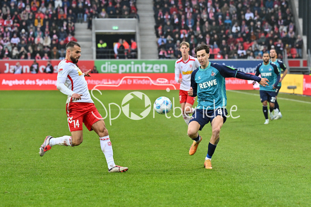 SSV Jahn Regensburg - 1. FC Köln | Robin ZIEGELE (SSV Jahn Regensburg 14) ist vor Dejan HUSEINBASIC (1. FC Koeln 8) am Ball / 2. Bundesliga: SSV Jahn Regensburg - 1. FC Koen, Jahnstadion am 08.12.2024