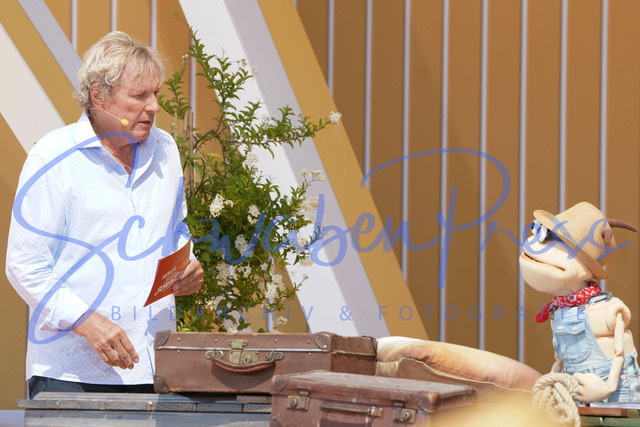240722Ho2949 | Bernhard Brink und Holzwurm Willi - Immer wieder sonntags
Volles Haus bei der ARD Live Unterhaltungsshow Immer wieder sonntags ( IWS ), allerdings erstmals ohne Moderator Stefan Mross

Deutschland, Rust, Europapark, 24.07.2022