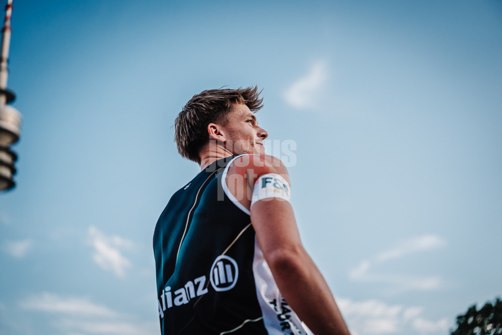 Beachvolleyball | Männer | Allianz German Beach Tour 2025 | Tourstop München | 05.07.2025 | Luis Kubo läuft in das Stadion ein